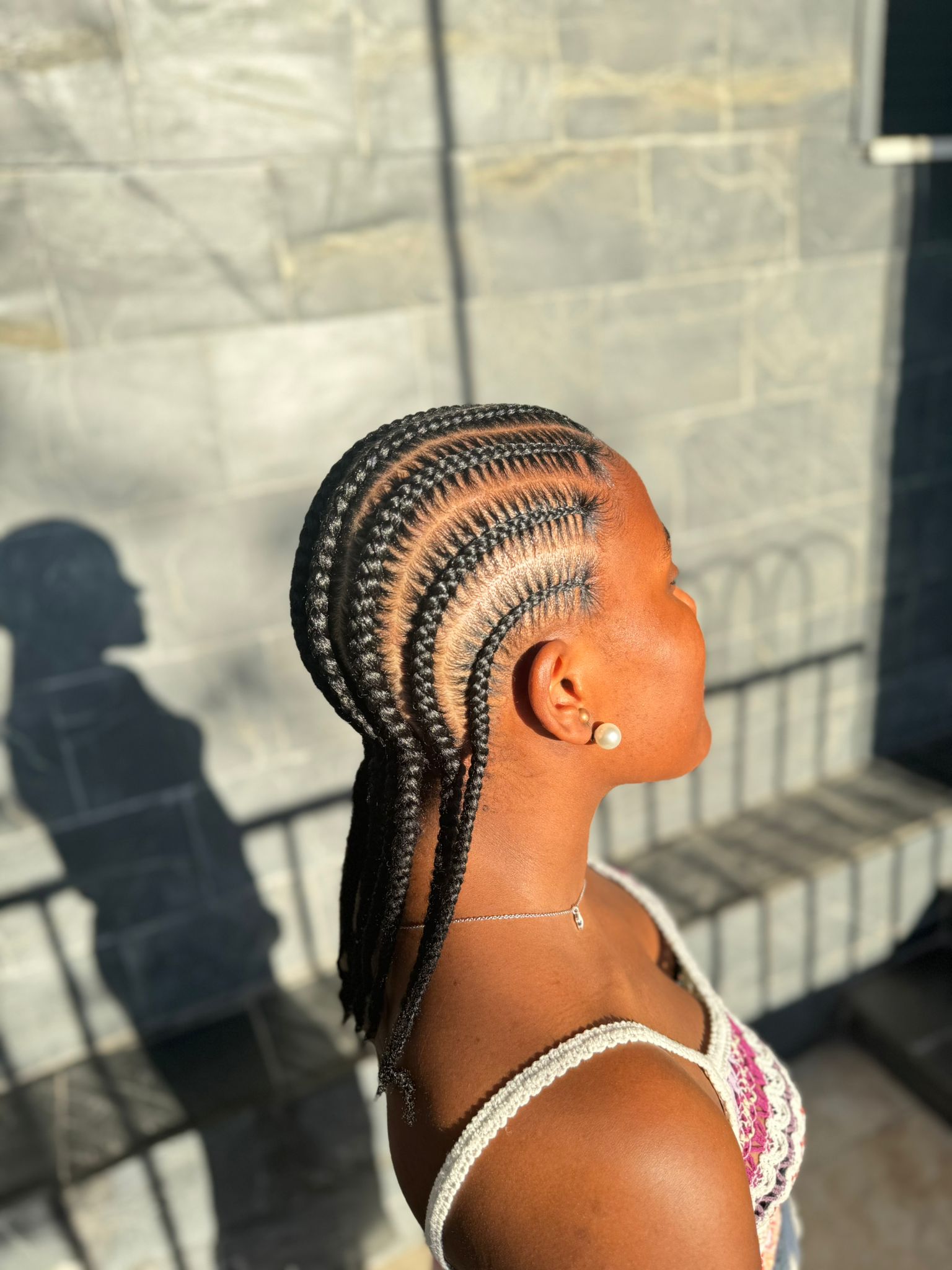 Perfil de cornrows con luz del atardecer